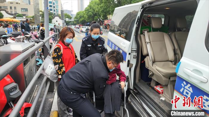 陳穎安排車輛送老人就醫(yī)?！⊥踯?攝