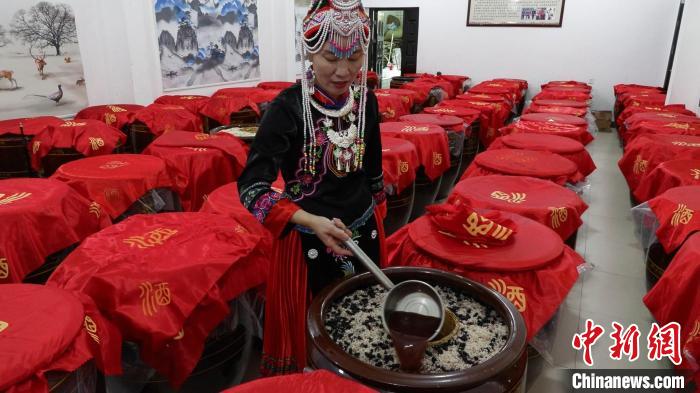 圖為藍春花在酒廠查看最新釀造的米酒?！∮浾呷A山 攝