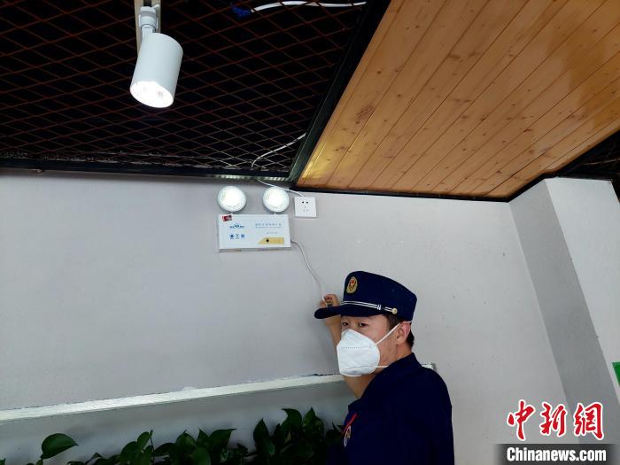 日常防火檢查中，消防協(xié)管員經(jīng)常需要爬高摸底。　張帥帥 攝