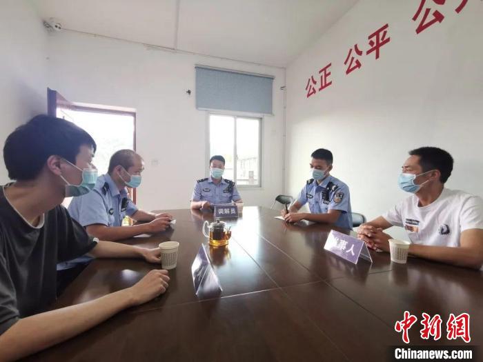 民警調(diào)解糾紛?！∑聊峡h公安局 供圖