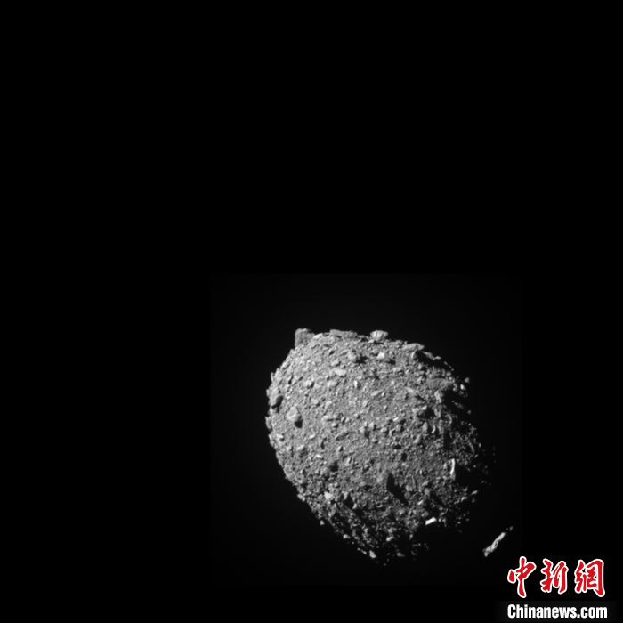 圖為DART航天器所攜設(shè)備拍攝的“迪莫弗斯”影像，此時(shí)距離撞擊僅剩11秒。<a target='_blank' href='/'>中新社</a>發(fā) NASAJohns Hopkins APL 供圖