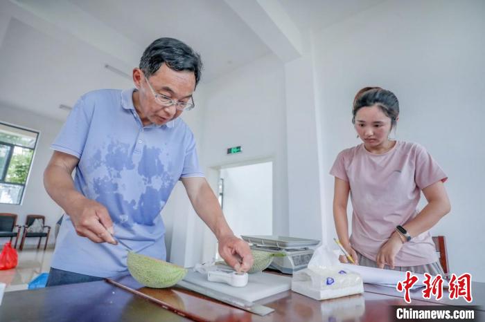 沈衛(wèi)新(左)正在做研究?！∩蛐l(wèi)新 供圖