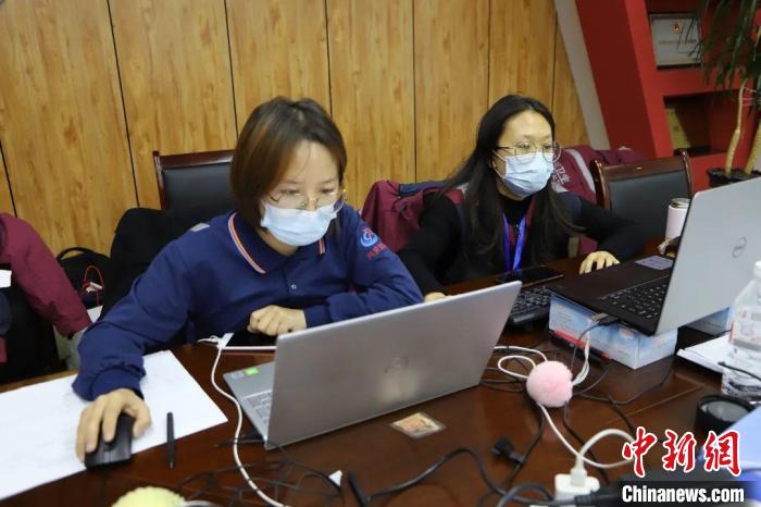 圖為通宵達旦工作的流調(diào)員。　興安盟衛(wèi)健委供圖
