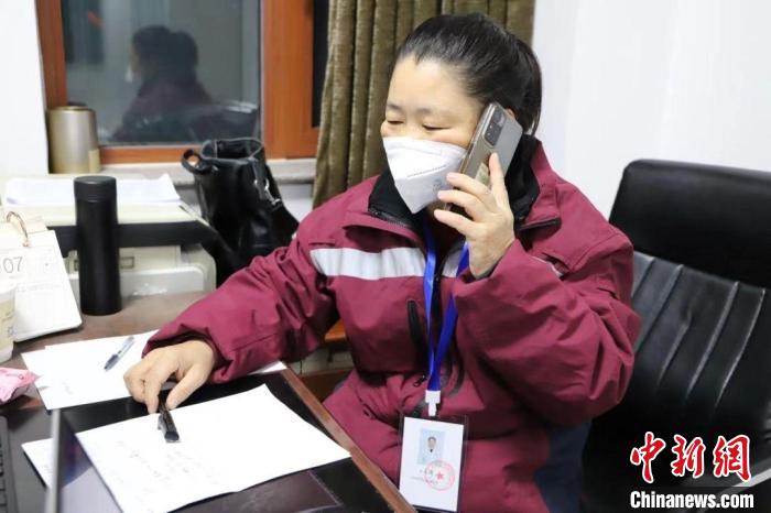 圖為王永清撥打電話進行流調(diào)信息核查?！∨d安盟衛(wèi)健委供圖