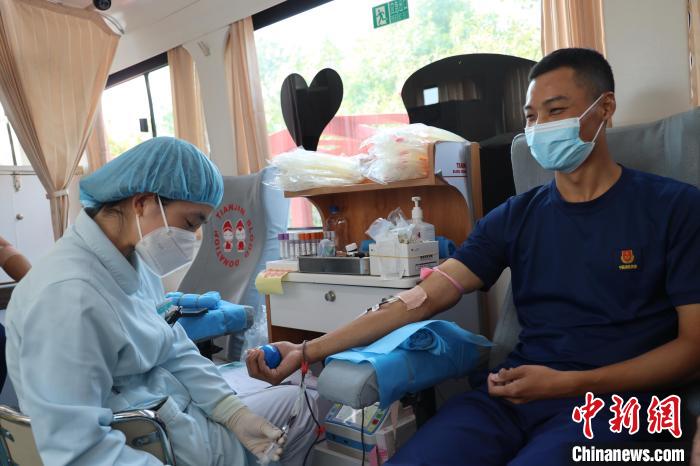 近百人共獻(xiàn)血34000毫升天津消防特勤支隊(duì)組織開展無償獻(xiàn)血