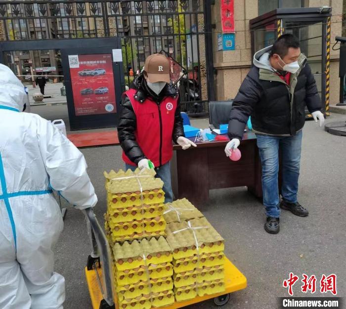 圖為王琳琳(左二)加入“紅馬甲”行列?！⊥趿樟展﹫D
