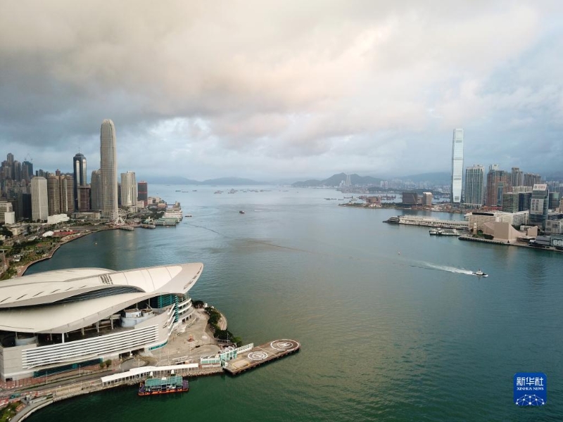 這是香港國際金融中心二期（左上）、香港環(huán)球貿(mào)易廣場（右）（2022年5月31日攝，無人機(jī)照片）。新華社記者 李鋼 攝