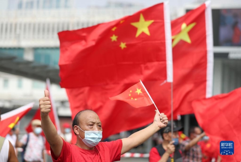 2021年10月1日，香港市民在尖沙咀揮舞國旗。（新華社記者 吳曉初 攝）