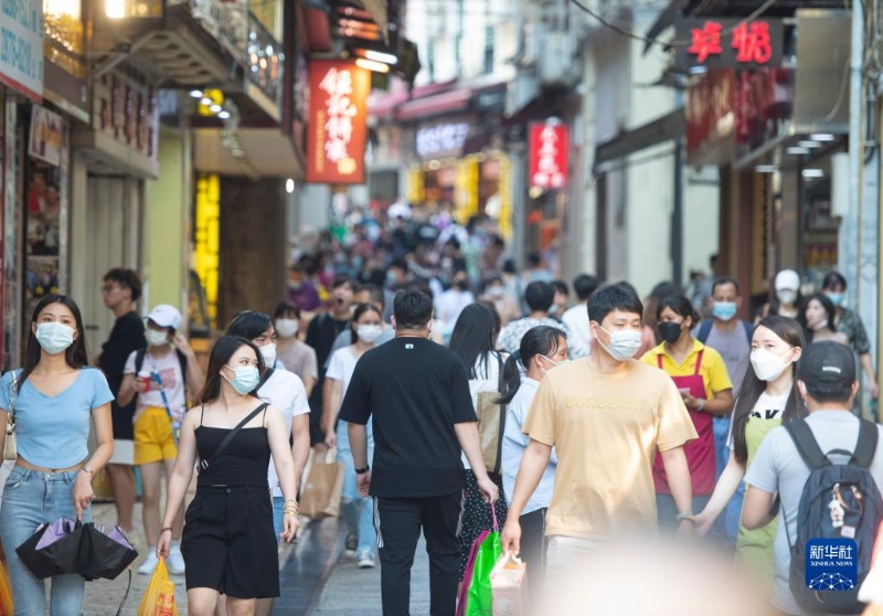 10月4日，游客在澳門大三巴牌坊前的手信街游覽。新華社記者 張金加 攝