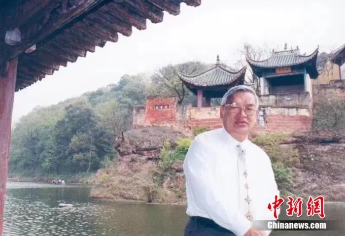 2004年3月曾永義先生到湖北黃州游“東坡赤壁”。鄭傳寅教授供圖