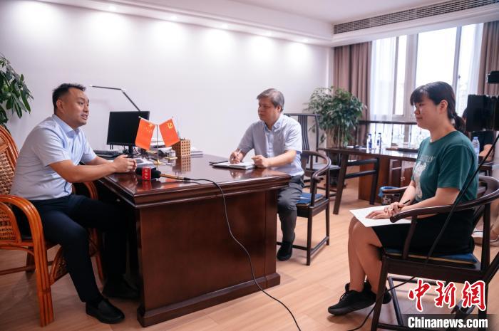 圖為建甌市市長(zhǎng)吳偉(左一)接受<a target='_blank' href='/' >中新網(wǎng)</a>記者專訪?！±钅宪?攝