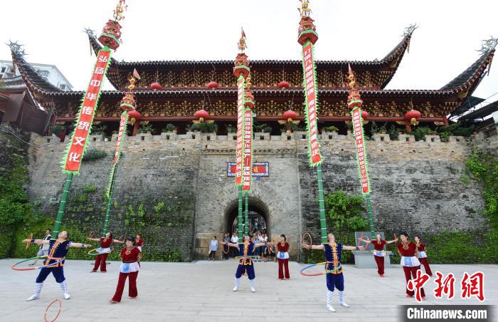 被列入福建省第一批省級(jí)非物質(zhì)文化遺產(chǎn)代表作名錄的建甌挑幡亦是建甌竹文化的體現(xiàn)?！×秩嗜A 攝