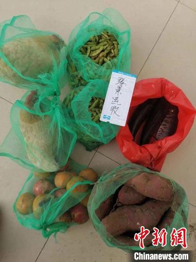 馬選利送到供電所門前的蔬菜雞魚。　國(guó)網(wǎng)泗洪縣供電公司供圖