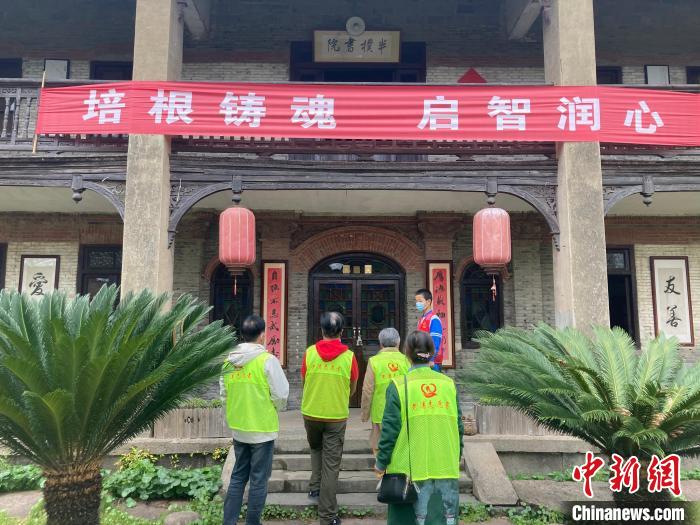 “老漂族”志愿服務(wù)隊(duì)收集各類慈孝故事現(xiàn)場(chǎng)?！⒂旯﹫D