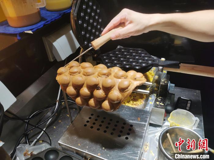 店家制作港式小食雞蛋仔?！∈茉L者 供圖