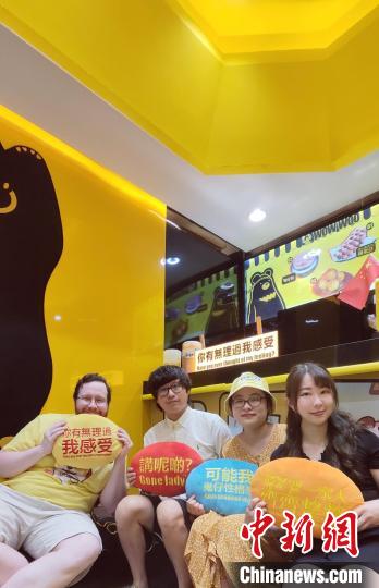 李凱榮(左2)和朋友常常在永慶坊的店內(nèi)聚會(huì)。　受訪者 供圖