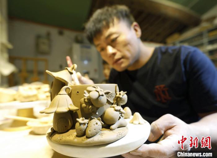 圖為張明正在制作創(chuàng)意陶藝。　門(mén)叢碩 攝