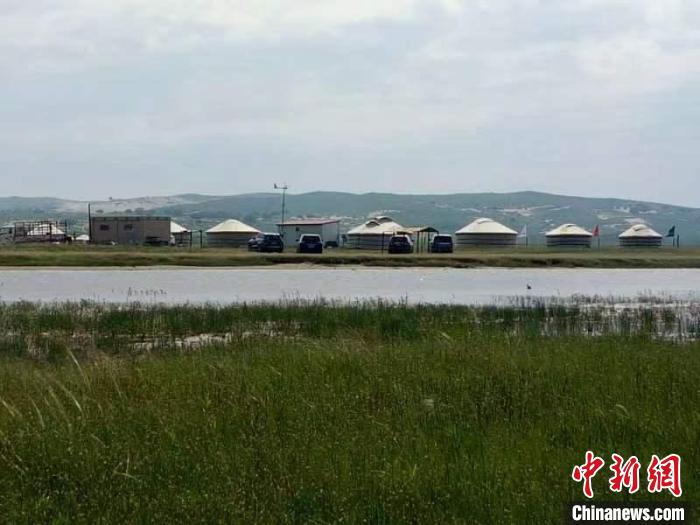 圖為如今的渾善達克沙地腹地?！」苡佬?攝