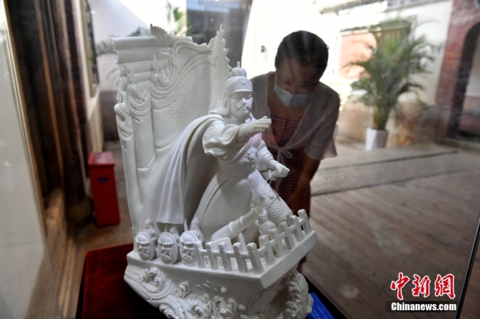 圖為鄭成功主題陶瓷藝術(shù)作品吸引市民參觀(guān)。 <a target='_blank' href='/'>中新社</a>記者 呂明 攝