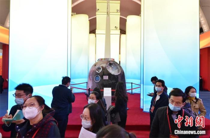 圖為中央綜合展區(qū)第一單元展區(qū)觀眾在參觀神舟十二號返回艙 <a target='_blank' href='/' >中新網(wǎng)</a>記者 李霈韻 攝。