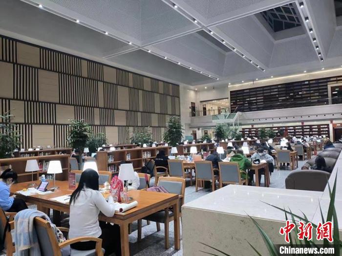 “泡館”、自習(xí)、“云科普”：中國民眾熱衷“花式充電”