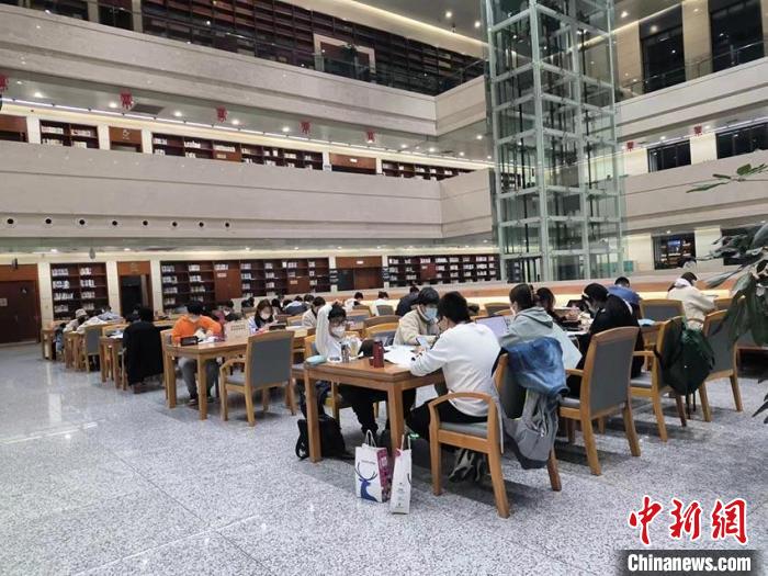 長春一家圖書館內(nèi)，有很多市民在學(xué)習(xí)(資料圖) 譚偉旗 攝