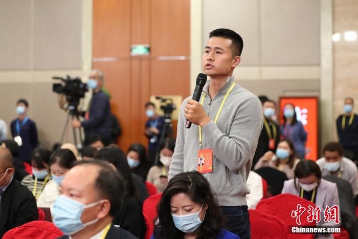 圖為<a target='_blank' href='/'>中新社</a>記者在分會場提問。 <a target='_blank' href='/'>中新社</a>記者 蔣啟明 攝