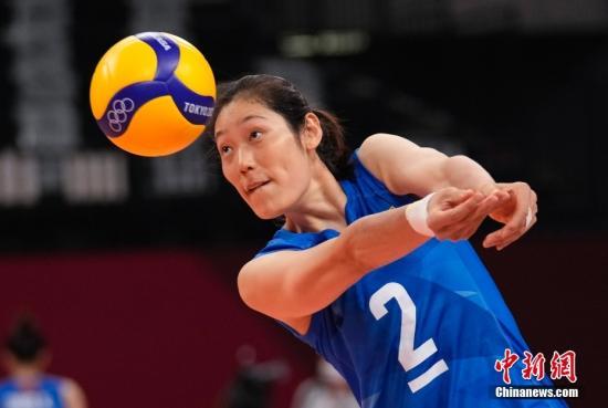 資料圖：東京奧運會小組賽，中國女排隊員朱婷熱身。 <a target='_blank' href='/'>中新社</a>記者 杜洋 攝