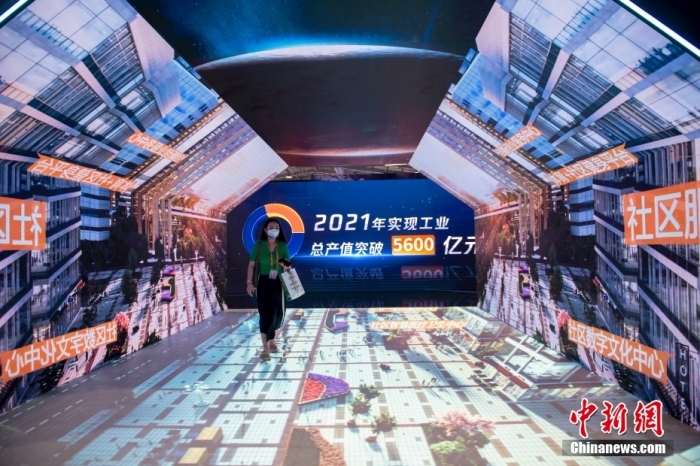 資料圖：9月2日，北京，在服貿(mào)會首鋼園展區(qū)，觀眾穿過被屏幕360度包圍的走廊。<a target='_blank' href='/' >中新網(wǎng)</a>記者 李駿 攝