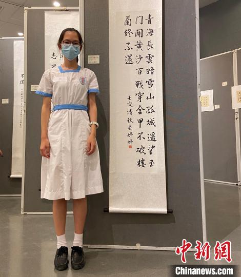 吳婷婷同學(xué)與自己的得獎(jiǎng)作品合影?！∥喝A都 攝