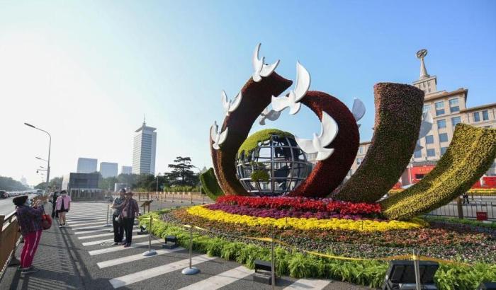 資料圖：9月26日，北京市長安街沿線國慶主題花壇亮相，吸引市民拍照“打卡”。<a target='_blank' href='/'>中新社</a>記者 趙文宇 攝