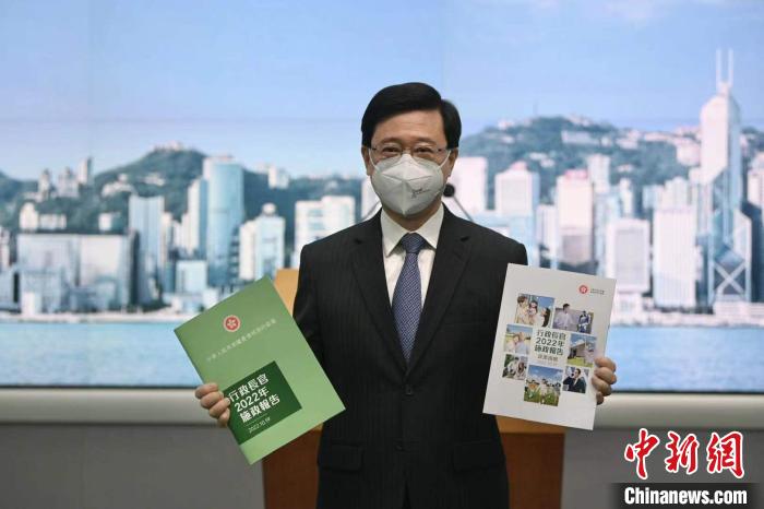 李家超向傳媒展示其首份施政報(bào)告和政策措施篇章。　李志華 攝