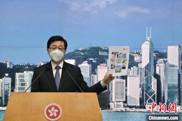 李家超向傳媒展示施政報(bào)告政策措施篇章。　李志華 　攝
