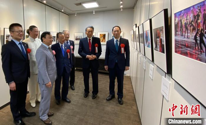 中國駐日本大使館臨時代辦楊宇、日本前首相鳩山由紀(jì)夫參觀攝影展?！≈鬓k方供圖