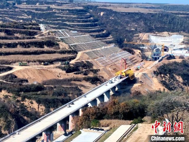 圖為航拍大橋?！⊥跣禽x 攝