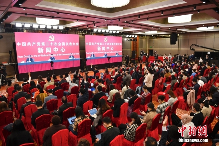 10月20日，中國(guó)共產(chǎn)黨第二十次全國(guó)代表大會(huì)新聞中心舉行記者招待會(huì)。中央對(duì)外聯(lián)絡(luò)部副部長(zhǎng)沈蓓莉，外交部黨委委員、副部長(zhǎng)馬朝旭圍繞“習(xí)近平外交思想指引中國(guó)特色大國(guó)外交開拓前行”主題與記者交流。圖為記者在分會(huì)場(chǎng)舉手提問(wèn)。 <a target='_blank' href='/'>中新社</a>記者 田雨昊 攝