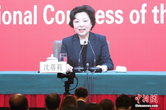 10月20日，中國共產(chǎn)黨第二十次全國代表大會(huì)新聞中心舉行記者招待會(huì)。中央對(duì)外聯(lián)絡(luò)部副部長沈蓓莉，外交部黨委委員、副部長馬朝旭圍繞“習(xí)近平外交思想指引中國特色大國外交開拓前行”主題與記者交流。圖為在分會(huì)場拍攝的沈蓓莉通過視頻回答記者提問。 <a target='_blank' href='/'>中新社</a>記者 蔣啟明 攝