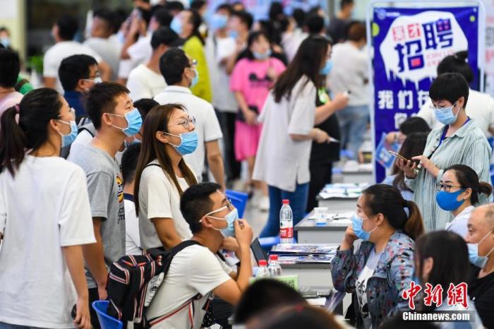 資料圖：求職者在會(huì)場(chǎng)尋覓工作崗位。
<a target='_blank' href='/'>中新社</a>記者 武俊杰 攝