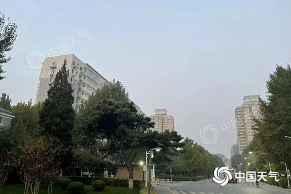 北京今晨有輕霧。(圖/中國天氣網(wǎng) 王曉)