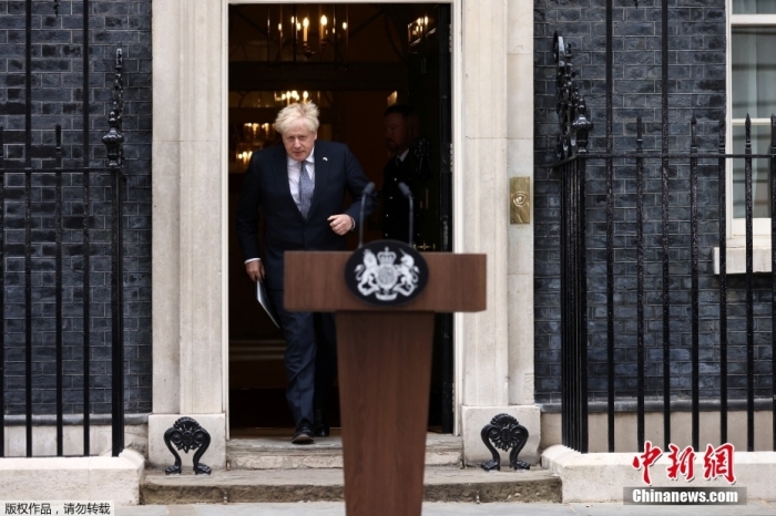 當(dāng)?shù)貢r間7月7日，英國首相約翰遜發(fā)表辭職聲明，他表示自己將留任至“新領(lǐng)導(dǎo)人就位”。約翰遜還在講話中列舉了自己在任期間的一系列成就，并稱自己“感到無比自豪”。