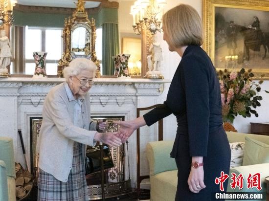 2022年9月6日，英國(guó)蘇格蘭，英國(guó)首相特拉斯覲見英國(guó)女王伊麗莎白二世。白金漢宮發(fā)言人此前表示，由于持續(xù)的“行動(dòng)不便”，女王將在蘇格蘭巴爾莫勒爾度假地任命新首相。而這打破了王室多年來的先例。圖片來源：視覺中國(guó)