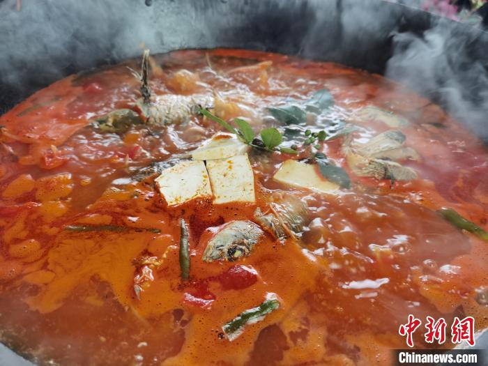 資料圖：貴州苗家酸湯魚?！≈苎嗔?攝