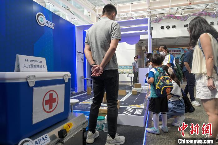 參與者試玩大力運輸機械人?！￡愑乐Z 攝