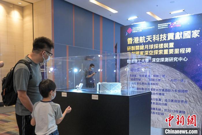 參與者觀看航天相關(guān)展品?！￡愑乐Z 攝