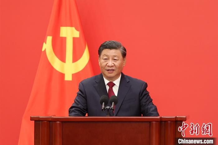 10月23日，剛剛在中國共產(chǎn)黨第二十屆中央委員會(huì)第一次全體會(huì)議上當(dāng)選的中共中央總書記習(xí)近平和中共中央政治局常委李強(qiáng)、趙樂際、王滬寧、蔡奇、丁薛祥、李希在北京人民大會(huì)堂同中外記者親切見面。圖為習(xí)近平發(fā)表重要講話。 <a target='_blank' href='/'>中新社</a>記者 盛佳鵬 攝
