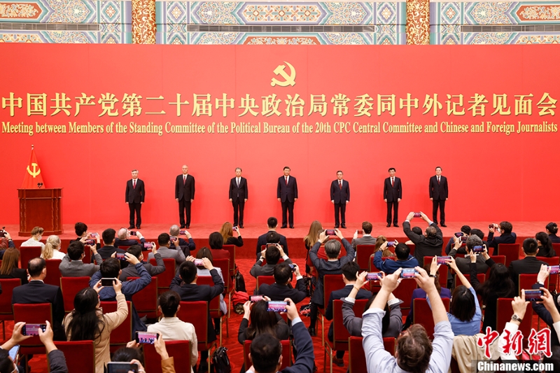 10月23日，剛剛在中國共產(chǎn)黨第二十屆中央委員會第一次全體會議上當(dāng)選的中共中央總書記習(xí)近平和中共中央政治局常委李強(qiáng)、趙樂際、王滬寧、蔡奇、丁薛祥、李希在北京人民大會堂同中外記者親切見面。 <a target='_blank' href='/'>中新社</a>記者 盛佳鵬 攝