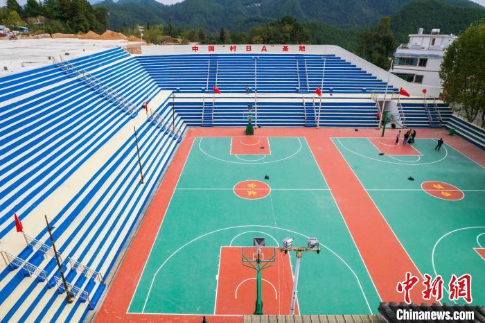 圖為臺盤村改擴建后的“村BA”球場?！√普?攝