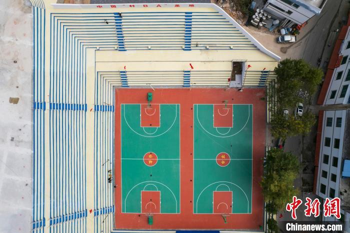 圖為臺盤村改擴建后的“村BA”球場?！√普?攝