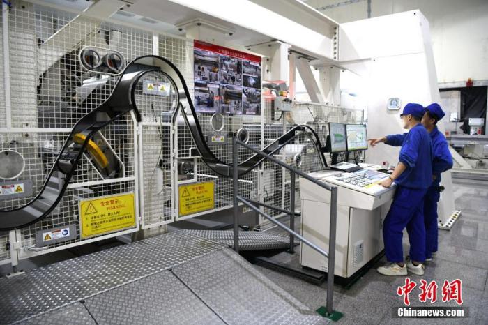 資料圖為工人在泉州一工廠自動(dòng)化車間工作。 <a target='_blank' href='/'>中新社</a>記者 王東明 攝