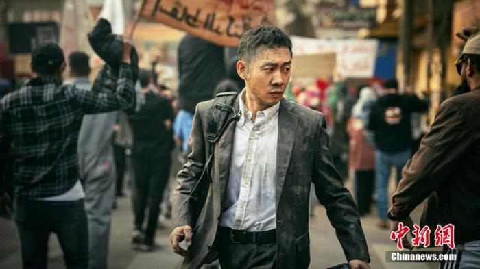 當地時間10月23日晚，今年中國國慶檔票房冠軍《萬里歸途》在美國加利福尼亞州洛杉磯舉行首映禮。圖為張譯在《萬里歸途》中飾外交部領保中心一等秘書宗大偉。 主辦方供圖
